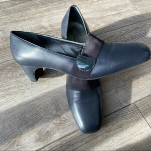 Trotters Women's Beth Pump in Navy Kid